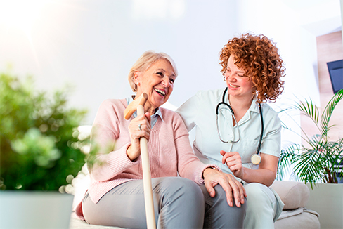 relacionamento amigável-sorridente-cuidador-uniforme-feliz-mulher-idosa-apoiadora-jovem-enfermeira-parecendo-mulher-sênior